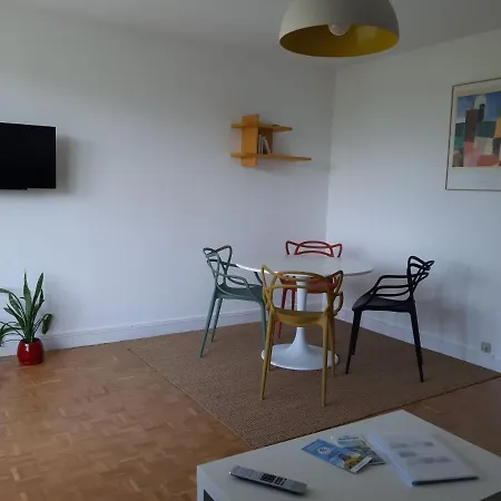 Lumineux Idéalement Situé à Proximité De Musées équipements Sportifs Salle De Spectacle Commerces *