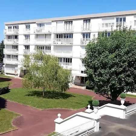 Apartment Lumineux Idealement Situe A Proximite De Musees Equipements Sportifs Salle De Spectacle Commerces