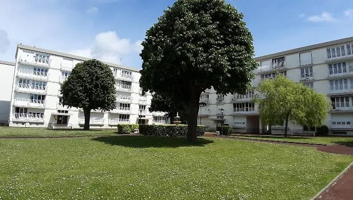 Lumineux Idealement Situe A Proximite De Musees Equipements Sportifs Salle De Spectacle Commerces Appartement