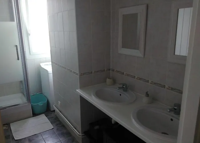 Lumineux Idealement Situe A Proximite De Musees Equipements Sportifs Salle De Spectacle Commerces Appartement