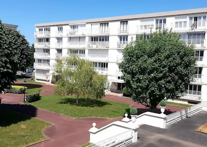 Appartement Lumineux Idealement Situe A Proximite De Musees Equipements Sportifs Salle De Spectacle Commerces